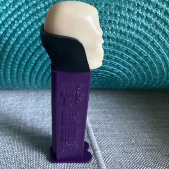 VINTAGE 1971 PEZ SKELETON SKULL W/ PURPLE CAPE/FEET HALLOWEEN RARE Slovenia - Picture 6 of 7